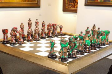 Bộ quân cờ khổng lồ Deluxe kèm bàn – phối hợp cao cấp giữa gỗ & resin. Bộ cờ trang trí nghệ thuật sang trọng.