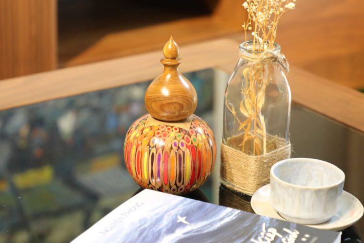 Decorative Colored-pencil Gourd Vase