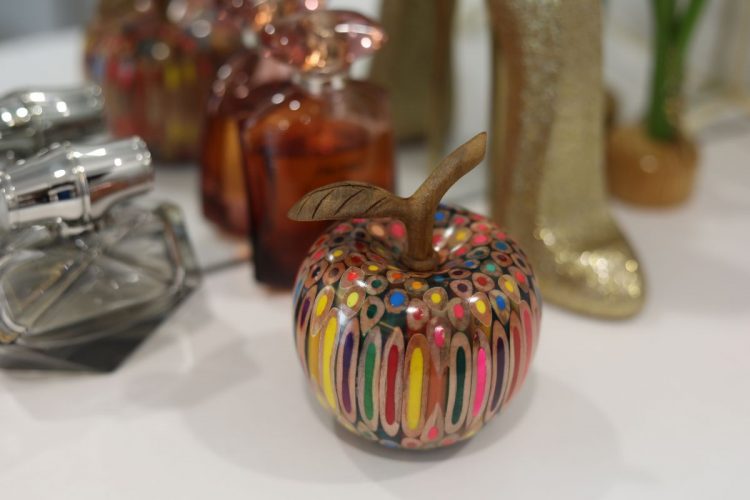 Decorative Wooden Colored-pencil Aleo Apple