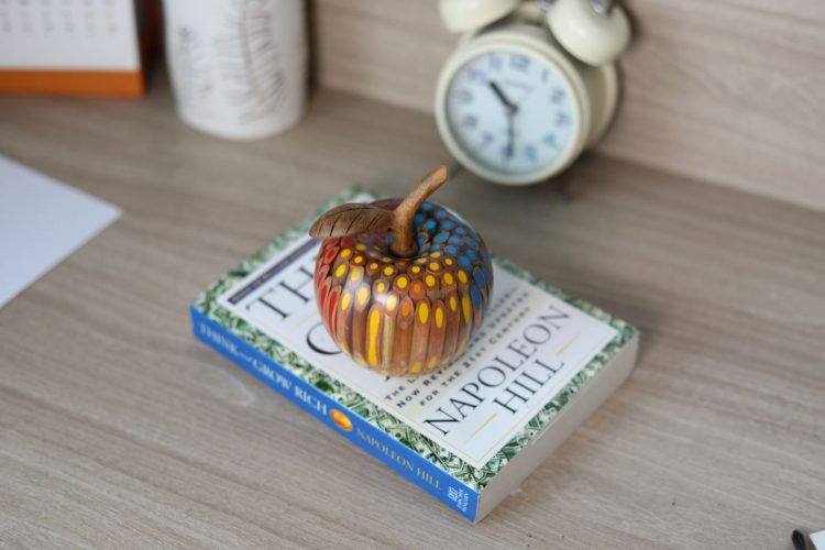 Decorative Wooden Colored-pencil Aleo Apple